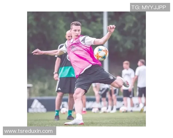 足球明星时尚秀场球袜搭配展现个性风采与运动魅力